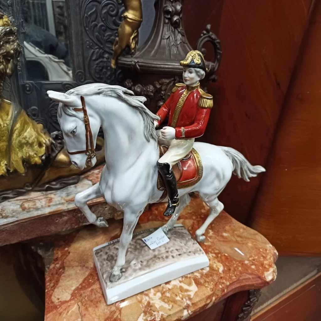 at üstünde asker biblo - heykeller biblolar